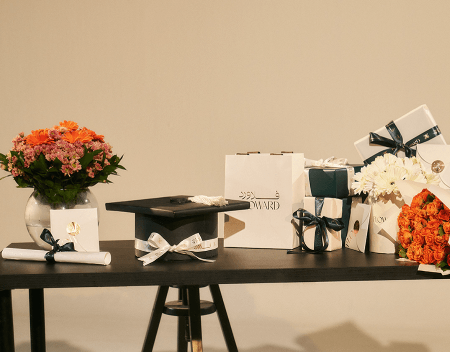 Graduation flowers and gifts - Floward.png