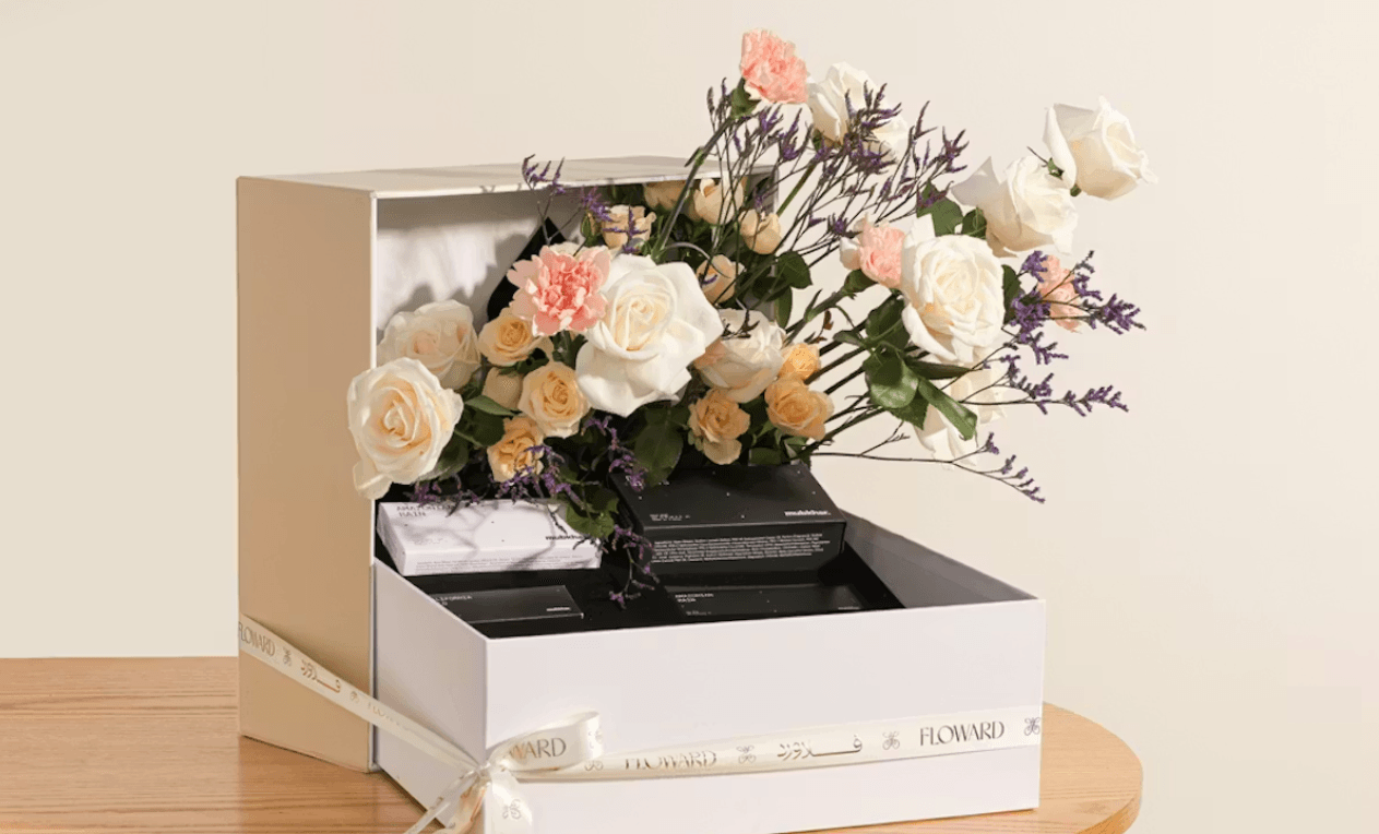 Perfume gift box with roses and lavender - Floward.png