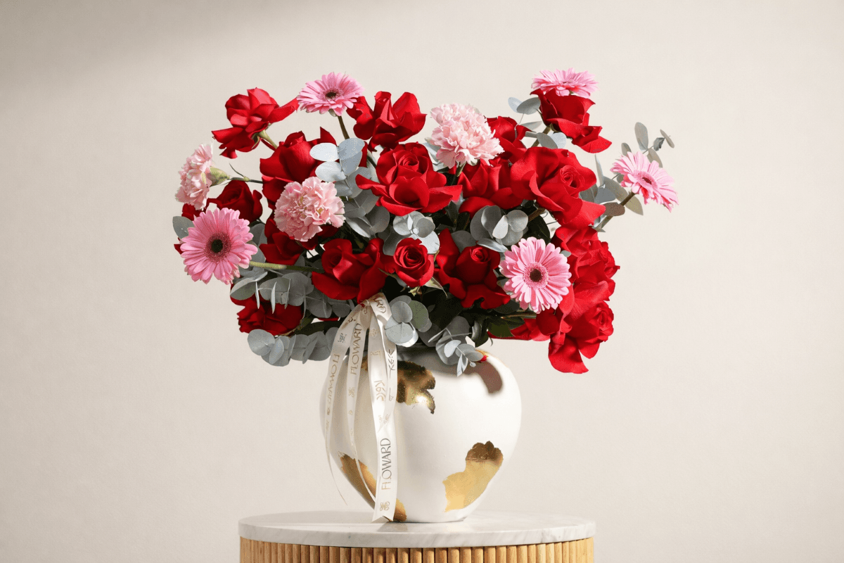 Pink carnation and red roses vase for ramadan.png