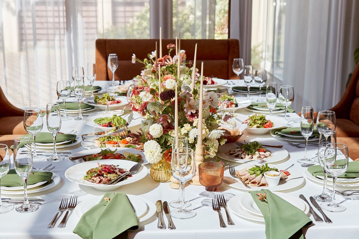 How to Set The Perfect Dinner Table for Your Guests 