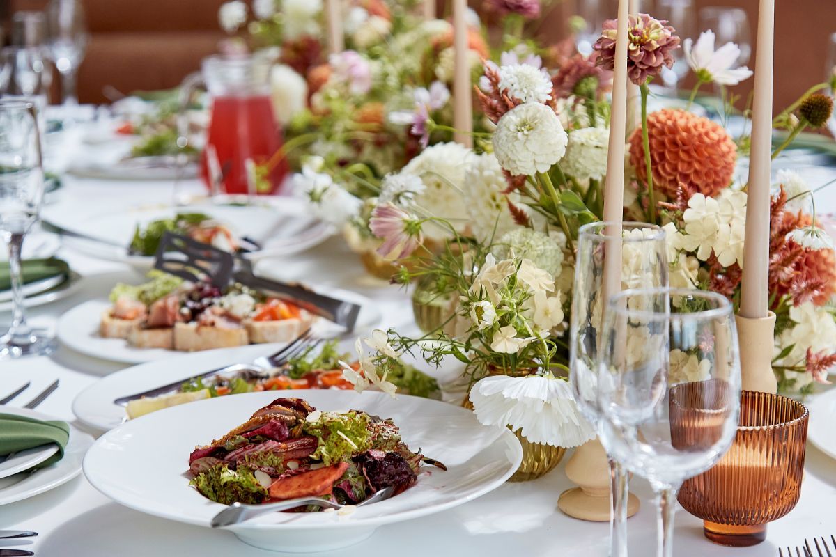 elegant-table-setting-with-floral-centerpiece.jpg