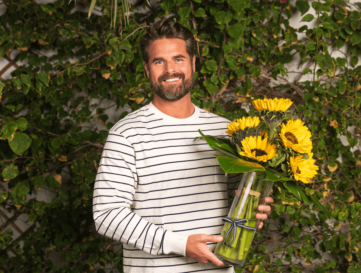 fresh sunflowers in vase - Floward online flowers delivery.png
