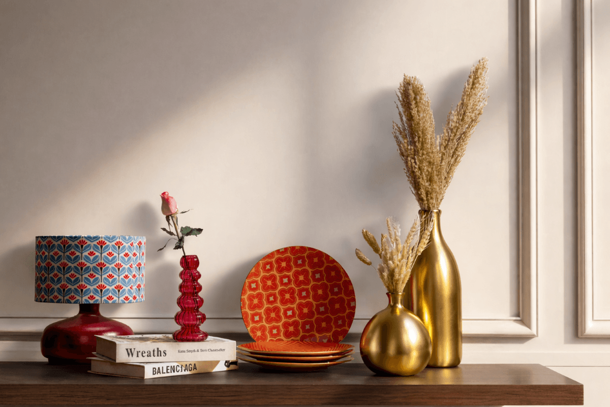 gold and red plates for gifts for foodies.png