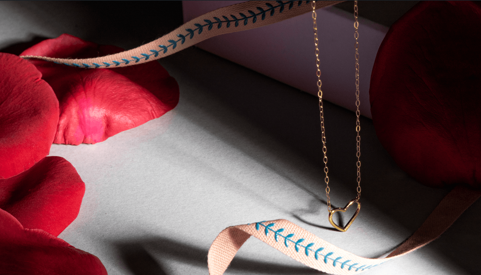 gold necklace for wife on Eid al adha.png