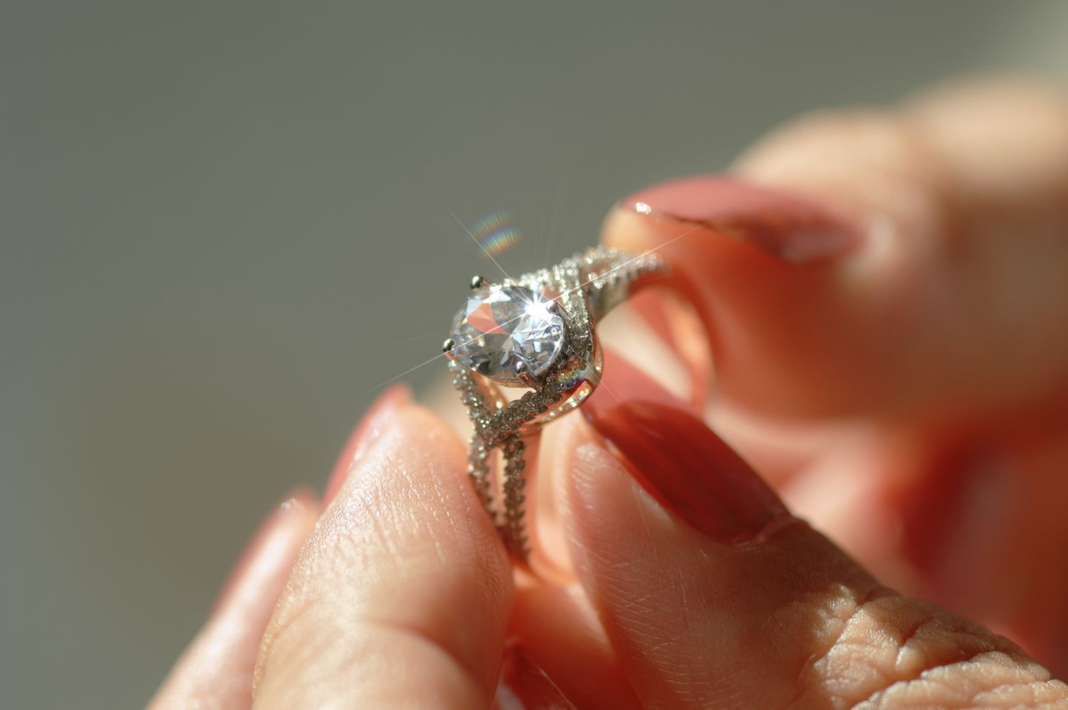 how to know her ring size without her knowing.jpg