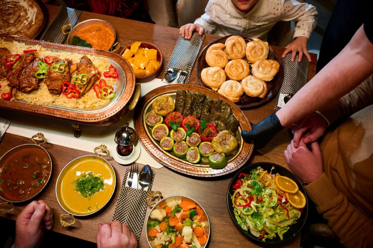 important dinner table manners .jpg