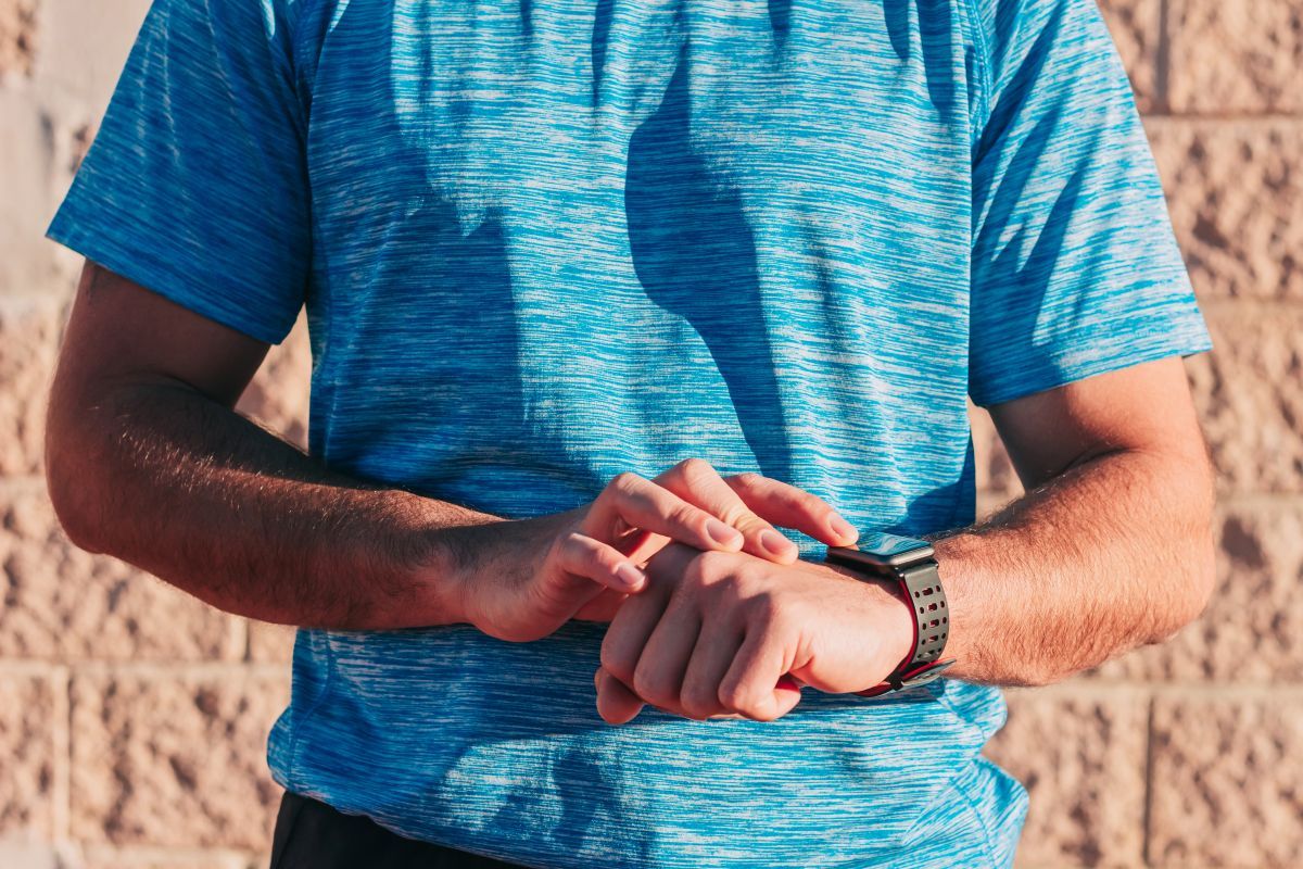 man-using-smart-watch-for-fitness-tracking-outdoor men's watch etiquette.jpg