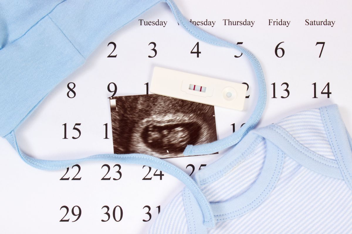 pregnancy-announcement-with-calendar-test-and-ultrasound.jpg