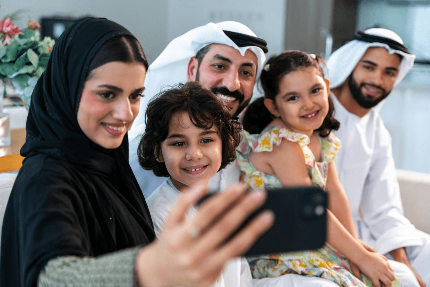 هل تحتفل بالعيد بعيداً عن العائلة؟ اليك هذا الدليل للتواصل مع أحبابك