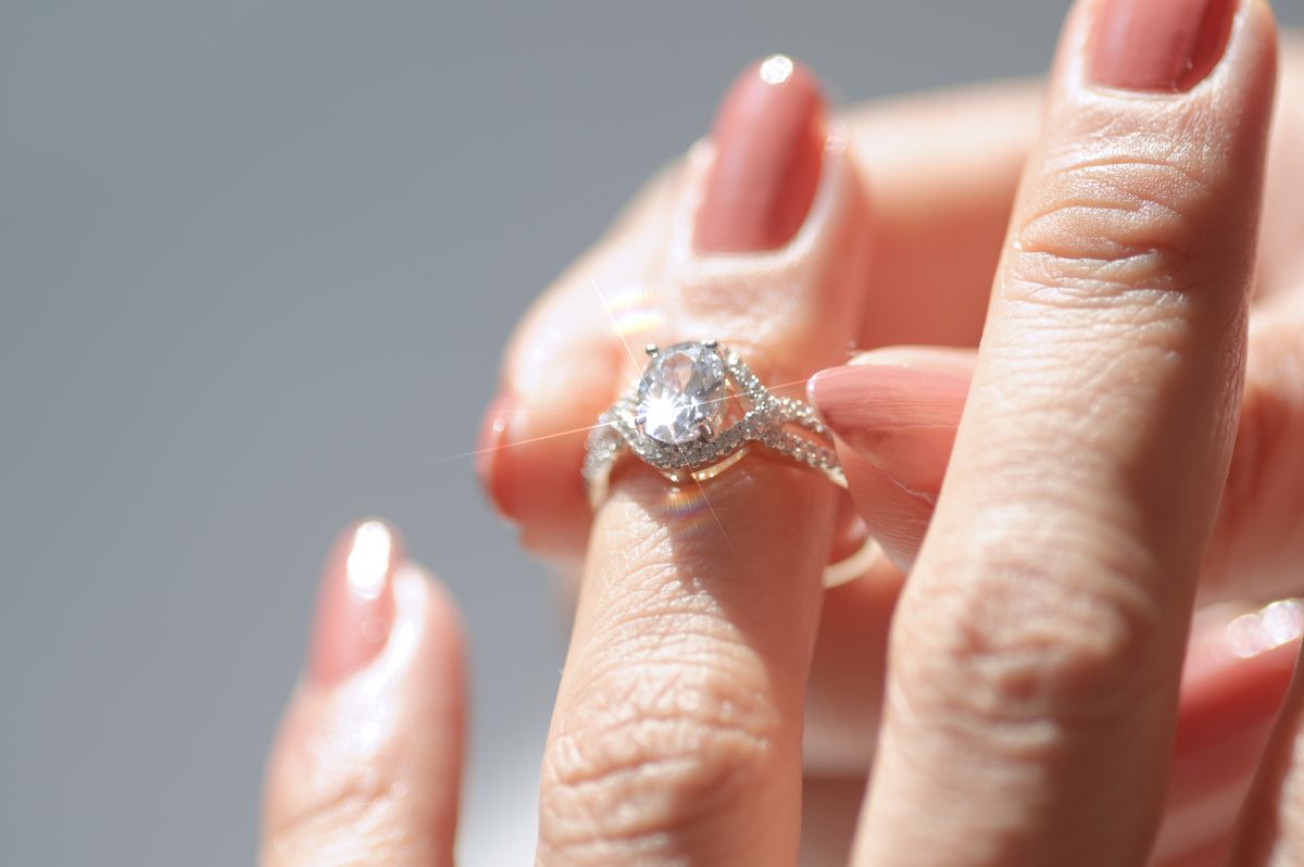 5 Ways You Can Know Her Ring Size & Surprise Her Without Her Knowing