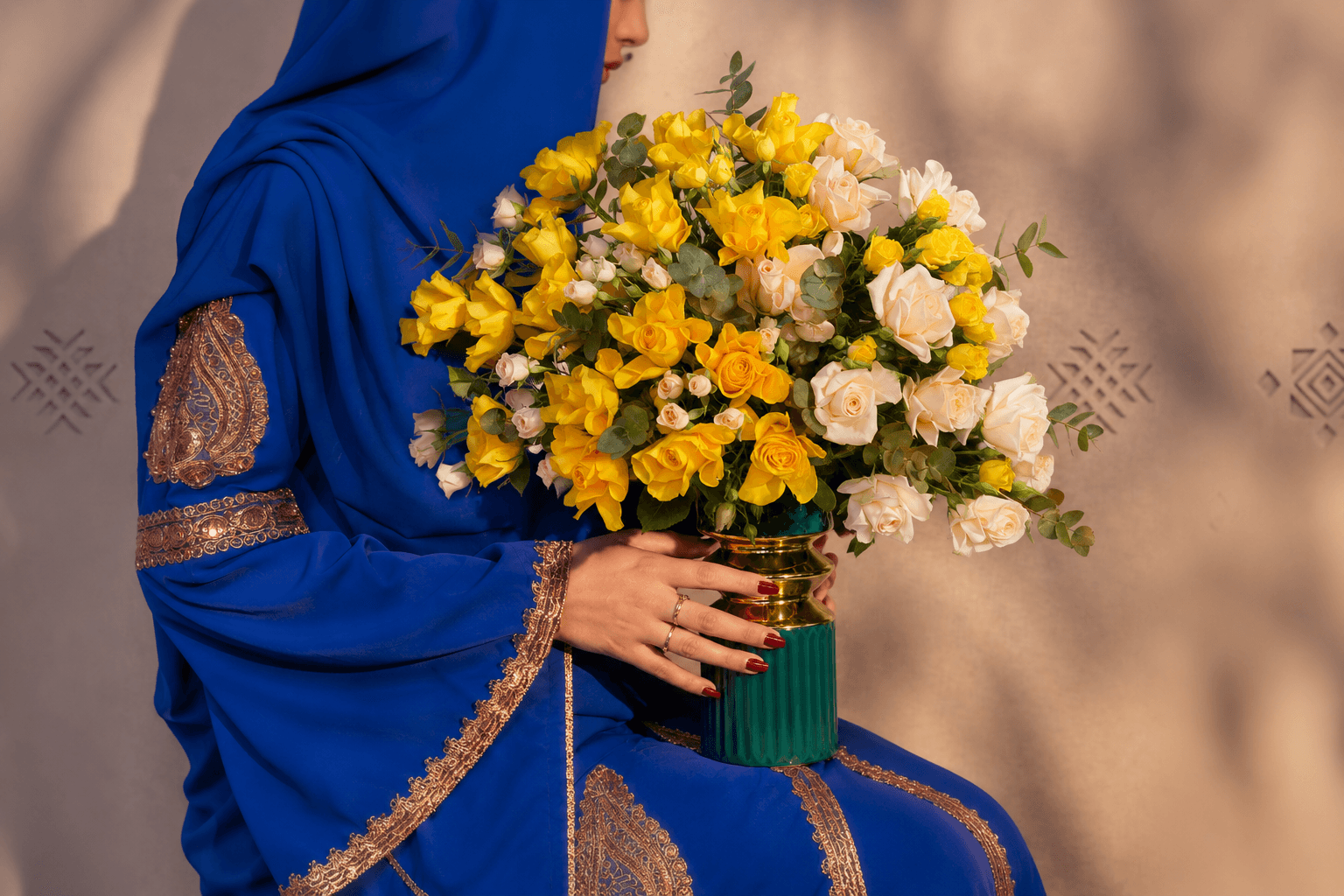yellow roses in vase - Floward flowers and gifts.png